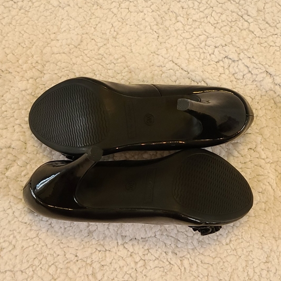 New Black Patent Leather Heels - Picture 5 of 8